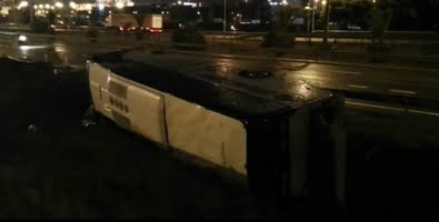 24-turister-skadades-nar-buss-korde-av-vagen-i-ovader.png