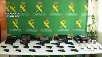 46-personer-gripna-och-247-beslagtagna-vapen-vid-polisrazzia.png