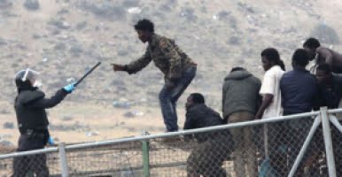 brinnande-klader-ny-taktik-for-flyktingar-att-ta-sig-in-i-melilla.png