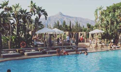 kand-poolklubb-i-marbella-eldharjades-i-natt.png