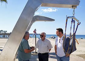 lyftkran-for-rorelsehindrade-pa-stranden.png
