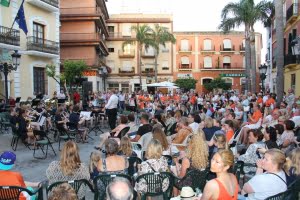 norska-musikkarer-upptrader-i-almuecar-under-festival.png
