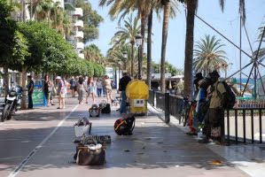 panik-pa-strandpromenaden-i-marbella-hotade-badgaster-med-automatkarbin.png