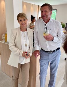 Genevieve Wendelin, ansvarig mäklare med Kenny Palmberg, franchisetagare Bjurfors Marbella