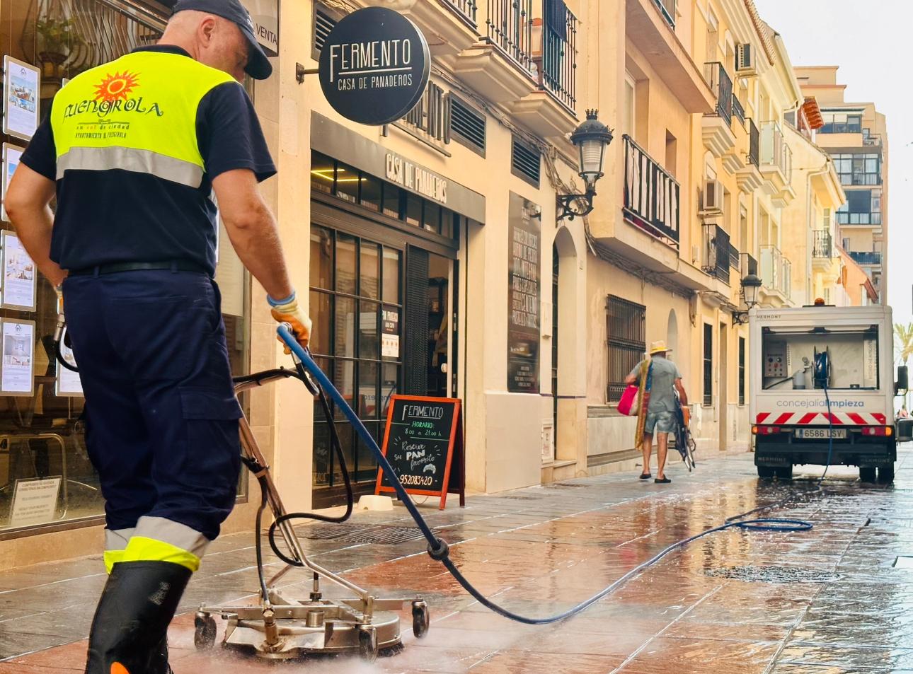Un-operario-pasa-la-hidrolimpiadora-en-la-calle-Marconi