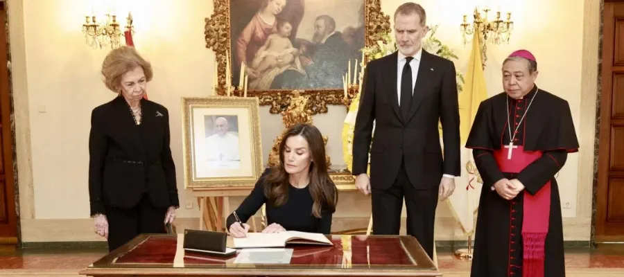 Drottning Sofia, drottning Letizia och kung Felipe vid den vatikanska ambassaden i tisdags. (Bild: EP)