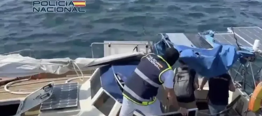 Polisen bestiger en av båtarna. (Bild: Policia Nacional)